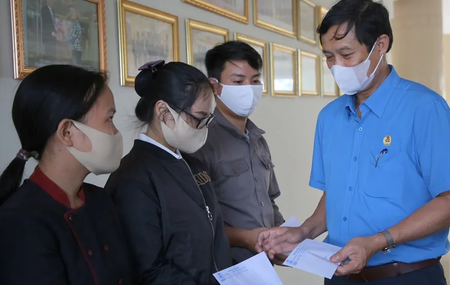 Thành lập 12 đoàn kiểm tra việc hỗ trợ gạo và tiền cho người lao động khó khăn