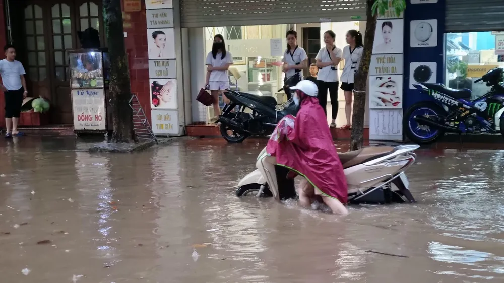 Hà Nội mưa vượt kỷ lục năm 1986, vì sao?