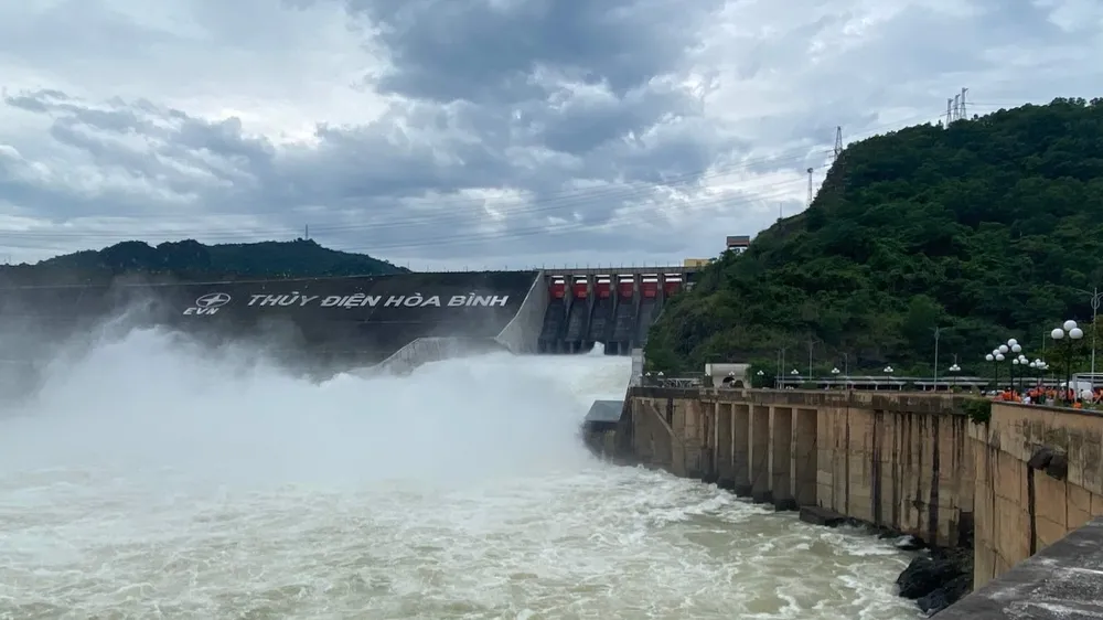 Thủy điện Hòa Bình vừa đóng lại cấp tập mở cửa xả