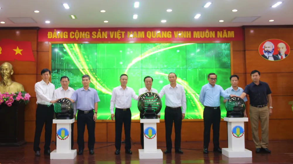 Bộ trưởng Bộ NN-PTNT Lê Minh Hoan (đứng giữa) cùng các bên bấm nút phát lệnh chuyển đổi số trong nông nghiệp