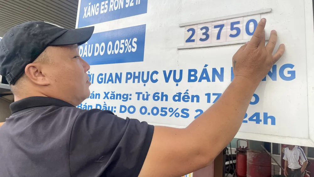 Điều chỉnh giá dầu chiều 22-8 tại trạm xăng dầu Sotrans TP Thủ Đức. Ảnh: HOÀNG HÙNG