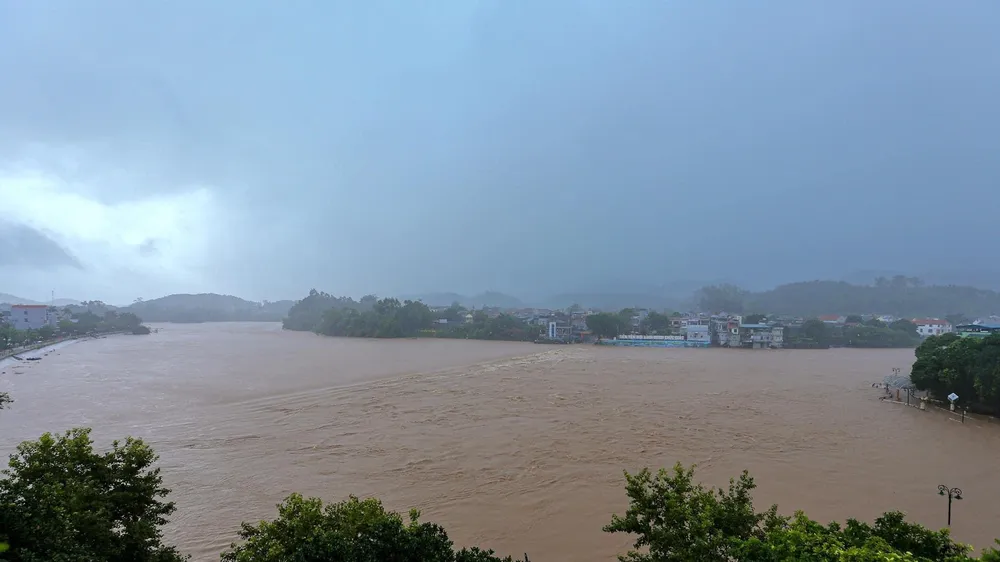 Bão tan, mưa dông vẫn còn