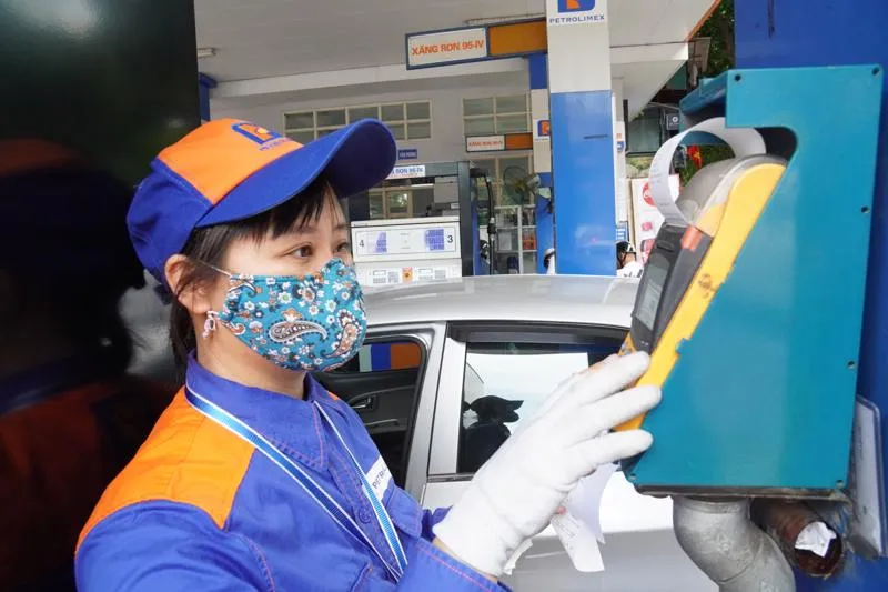 Giá xăng dầu giảm không đáng kể