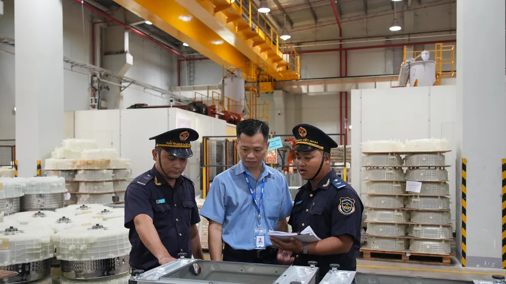 Lần đầu tiên xuất nhập khẩu của Việt Nam đạt mốc gần 700 tỷ USD