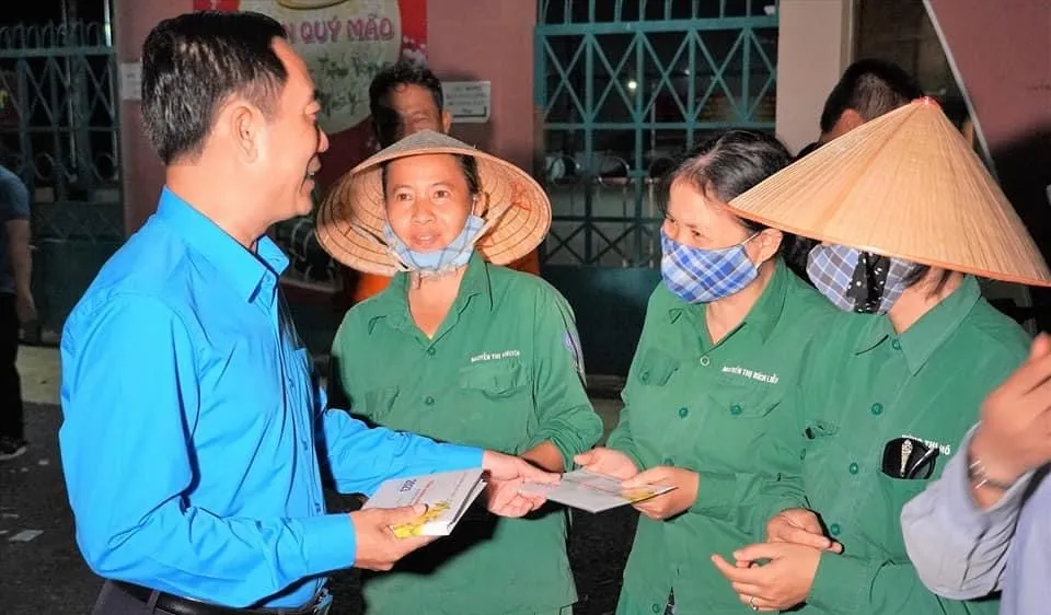 Nhiều công nhân quét rác được lì xì đêm giao thừa