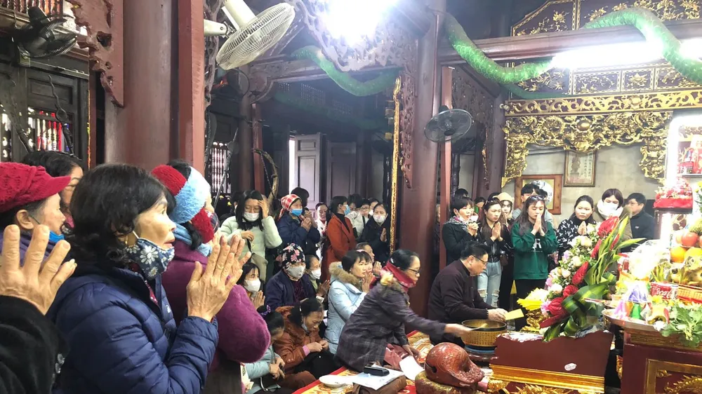 Siêu thị mở cửa trở lại, người dân nô nức đi lễ đền chùa