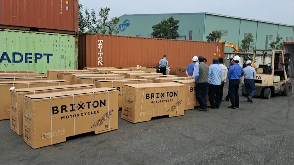 Mở 1 container vô chủ ở cảng, phát hiện 52 xe máy