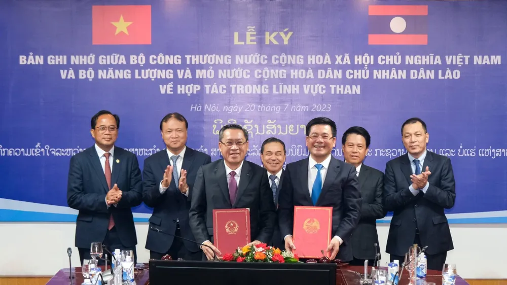Việt Nam sẽ nhập 20 triệu tấn than mỗi năm từ Lào