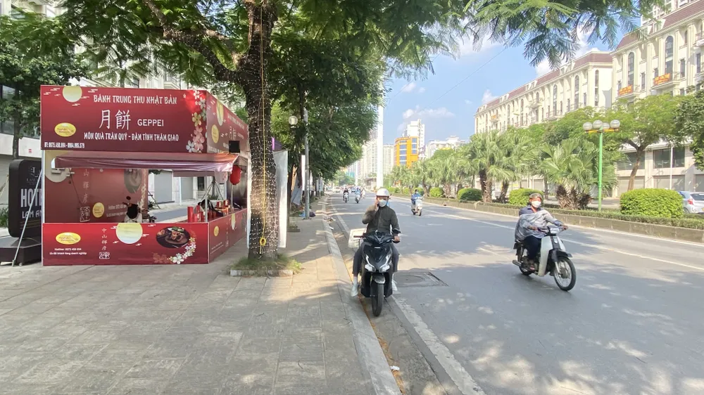 “Giành” lại vỉa hè của người đi bộ để “dành” cho bánh Trung thu