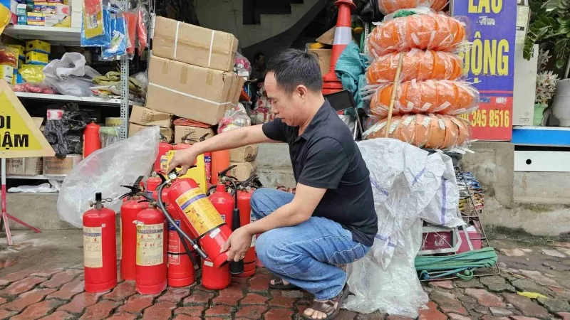 Kiểm tra ngay tình trạng tăng giá thang dây, bình chữa cháy