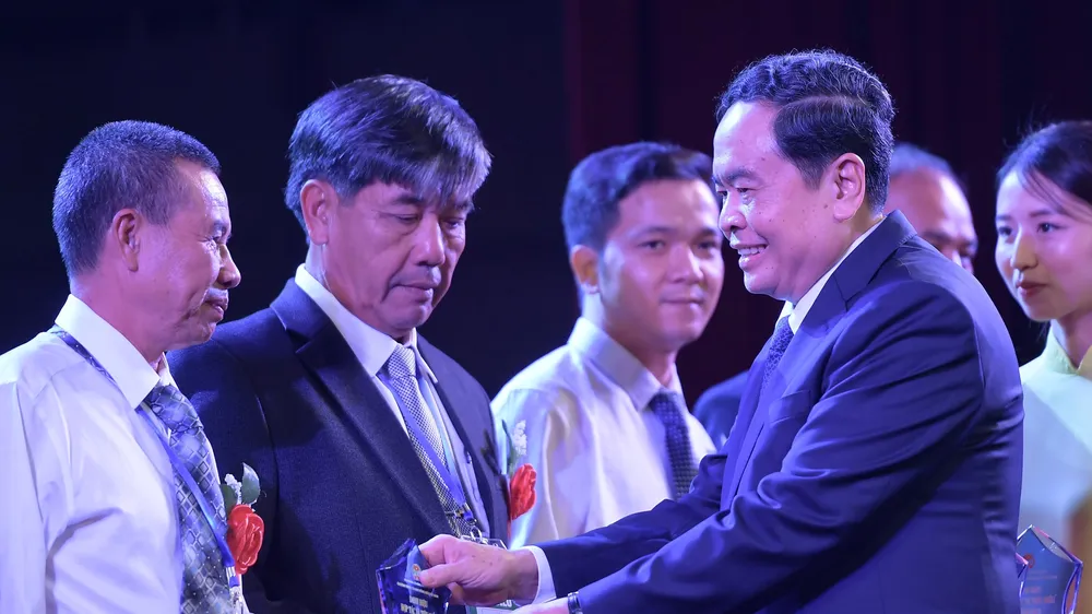 Xây dựng mẫu hình người nông dân mới, hợp tác xã kiểu mới