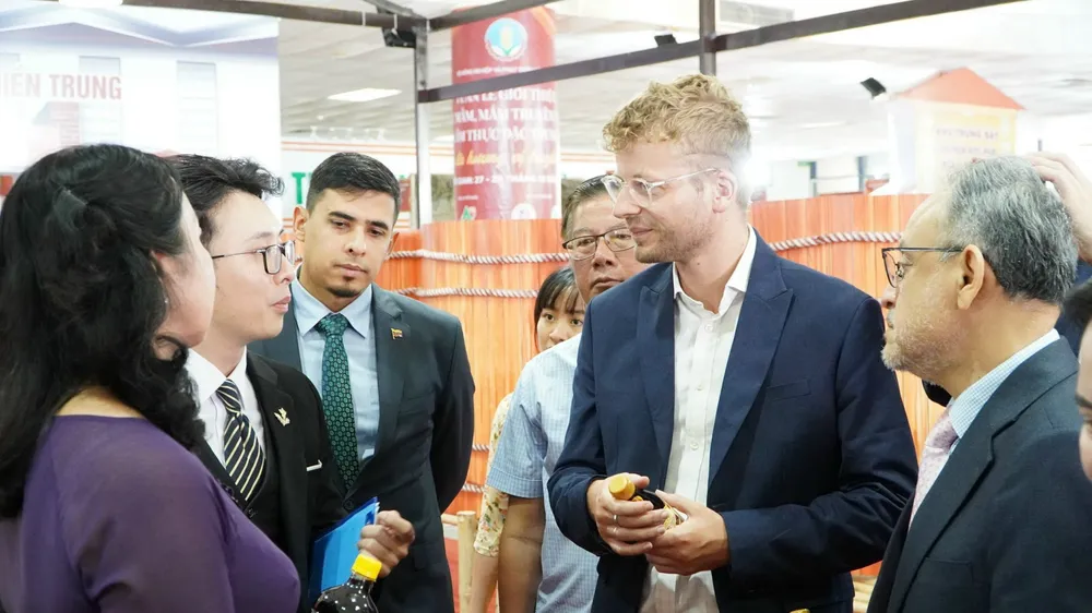 Giới thiệu nước mắm Việt Nam tới các tham tán nước ngoài