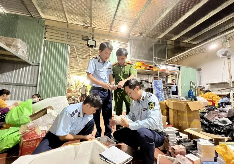 Nhập lậu hàng về Việt Nam thông qua sàn thương mại điện tử