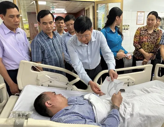 Công đoàn Việt Nam trao tiền hỗ trợ công nhân tai nạn cháy khí metan ở Quảng Ninh