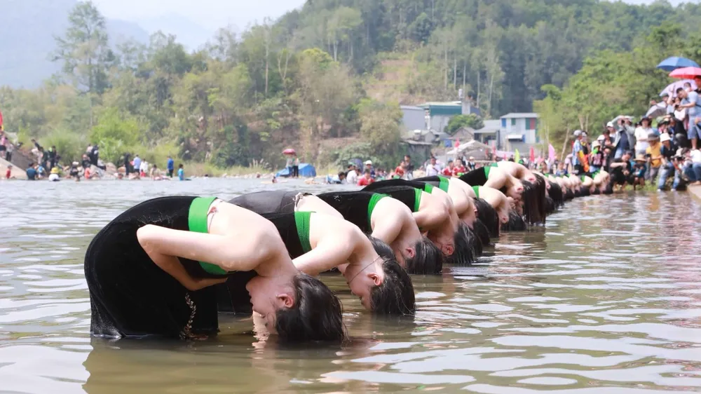 Kỳ thú “lễ hội gội đầu” của những cô gái Thái trắng