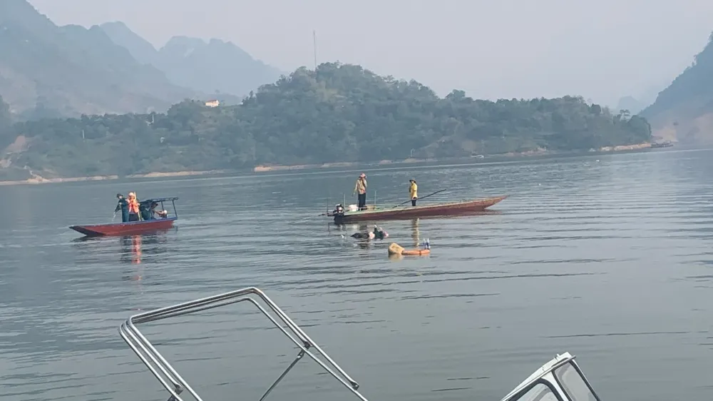 Tìm thấy thi thể 2 phụ nữ bị đắm thuyền trên lòng hồ sông Đà