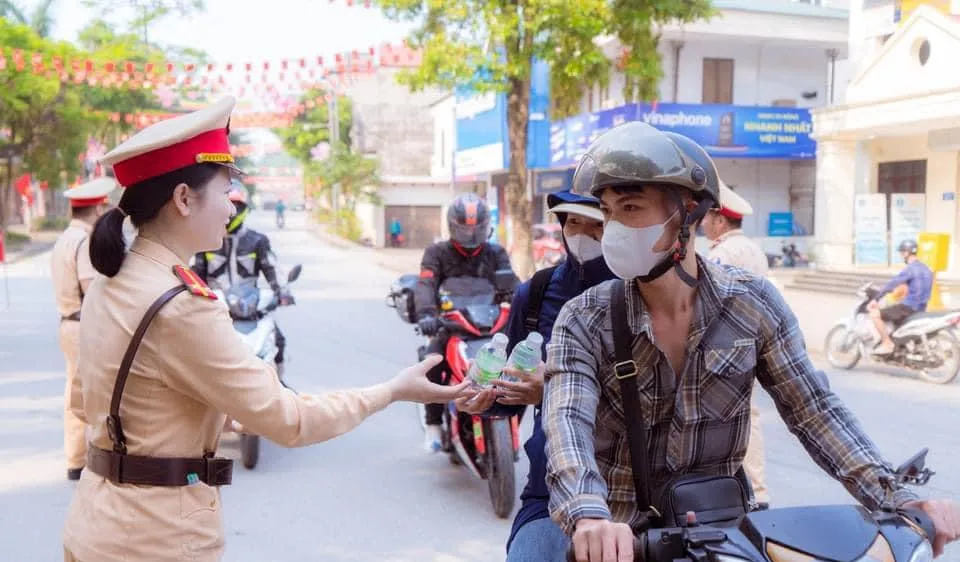 Cảnh sát giao thông “tiếp” xăng và nước cho người đi xe máy về quê
