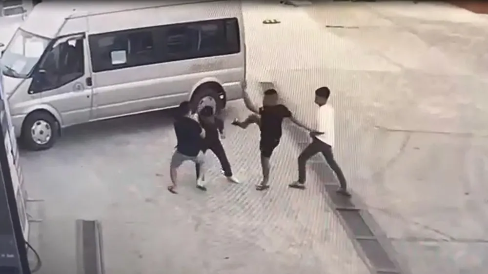 Mâu thuẫn từ tranh giành khách, đánh hội đồng tại cây xăng