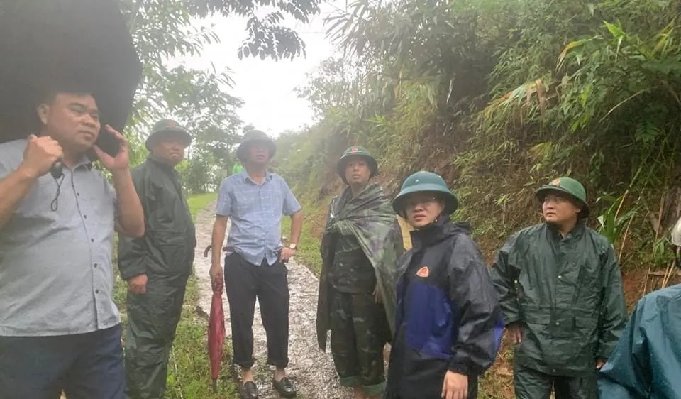 Mưa to ở miền Bắc, 2 mẹ con mất tích