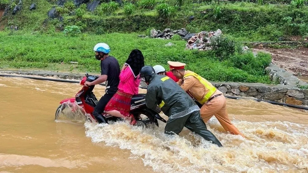 Mưa gió qua đi, tình người ở lại