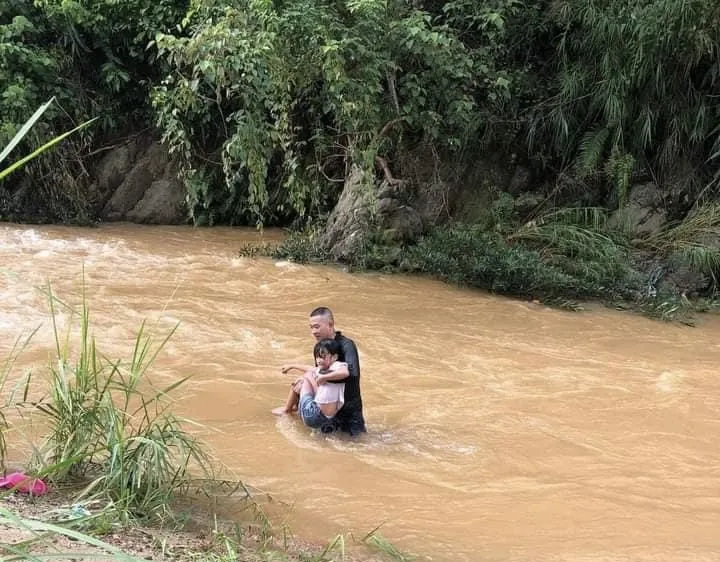 Hai thanh niên dũng cảm lao xuống suối cứu bé gái