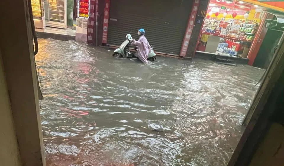 Mưa dầm dề từ sáng đến chiều, Hà Nội ngập nặng