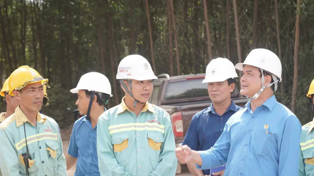 Chủ tịch Tổng Liên đoàn Lao động Việt Nam động viên công nhân quyết tâm hoàn thành dự án 500kV mạch 3