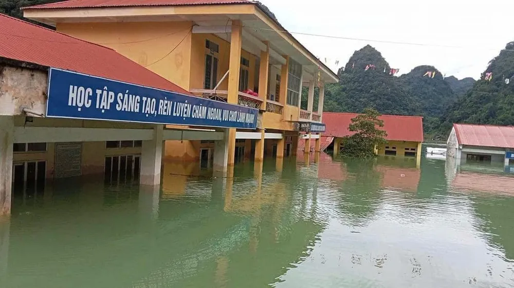 Nước lụt ngập lưng nhà ở một “lòng chảo” trên núi