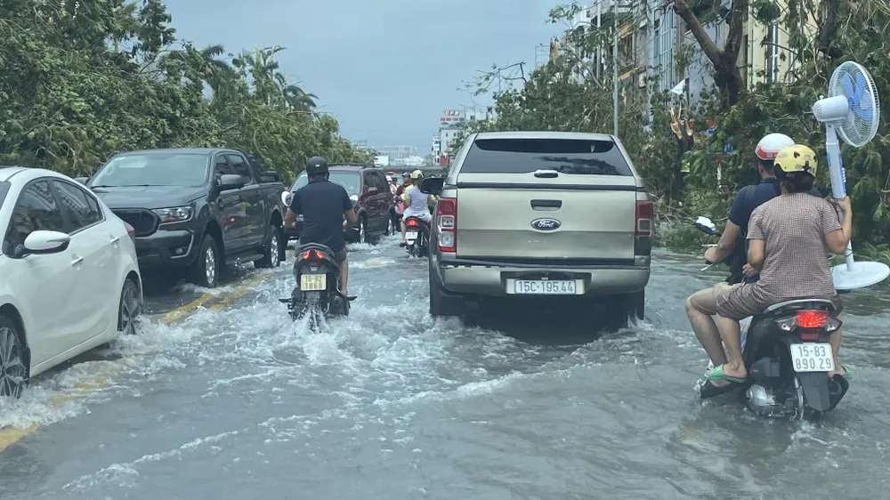 TP Hải Phòng: Đường ngập như sông, mất điện diện rộng