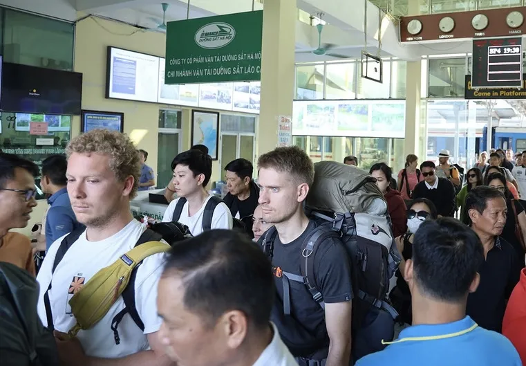 Chuyến tàu đầu tiên đưa khách du lịch trở lại Lào Cai sau những ngày bão lũ
