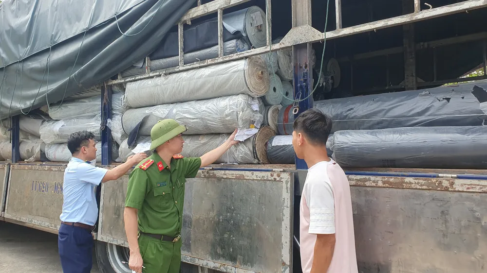 Chuyển sang công an xử lý vụ buôn gần 10 tấn vải “Made in China”
