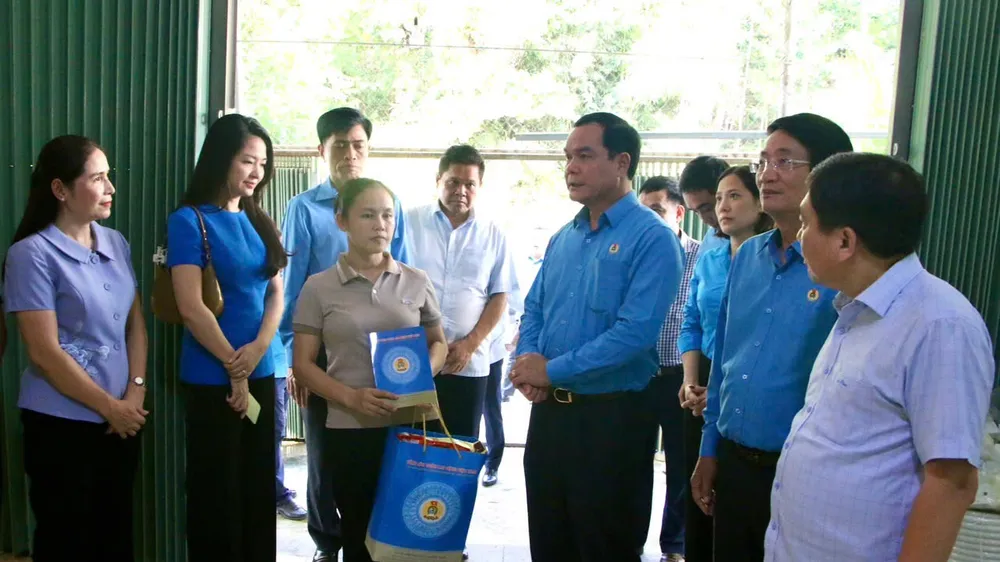Làm gì để tăng thêm 3 triệu đoàn viên công đoàn?