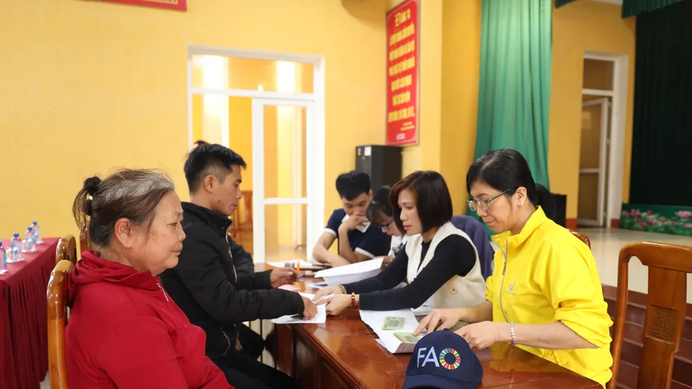 Phát tiền mặt cho các hộ dân ở tỉnh Yên Bái khắc phục thiên tai