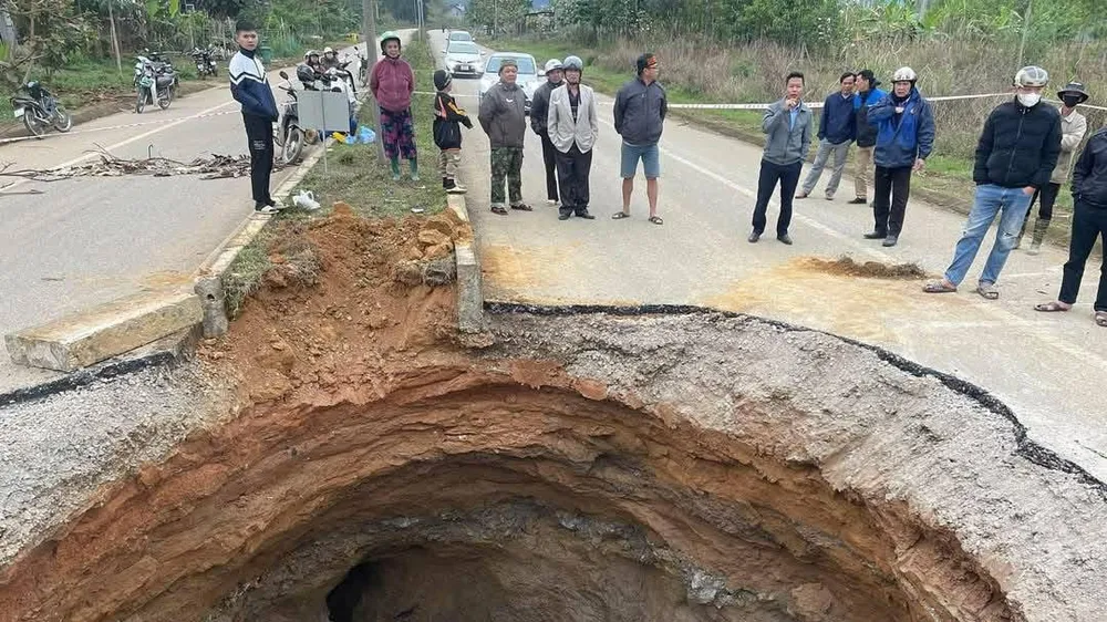 "Hố tử thần" trên Quốc lộ 3B tiếp tục mở rộng, chưa thể khắc phục