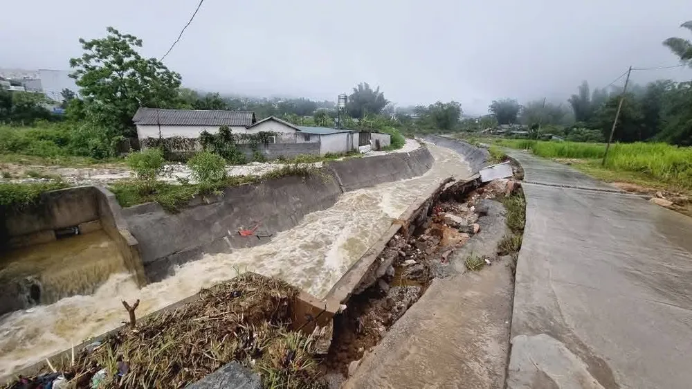 Đường sá bị hỏng do trận mưa từ đêm 14 đến ngày 15-5 ở tỉnh Lai Châu