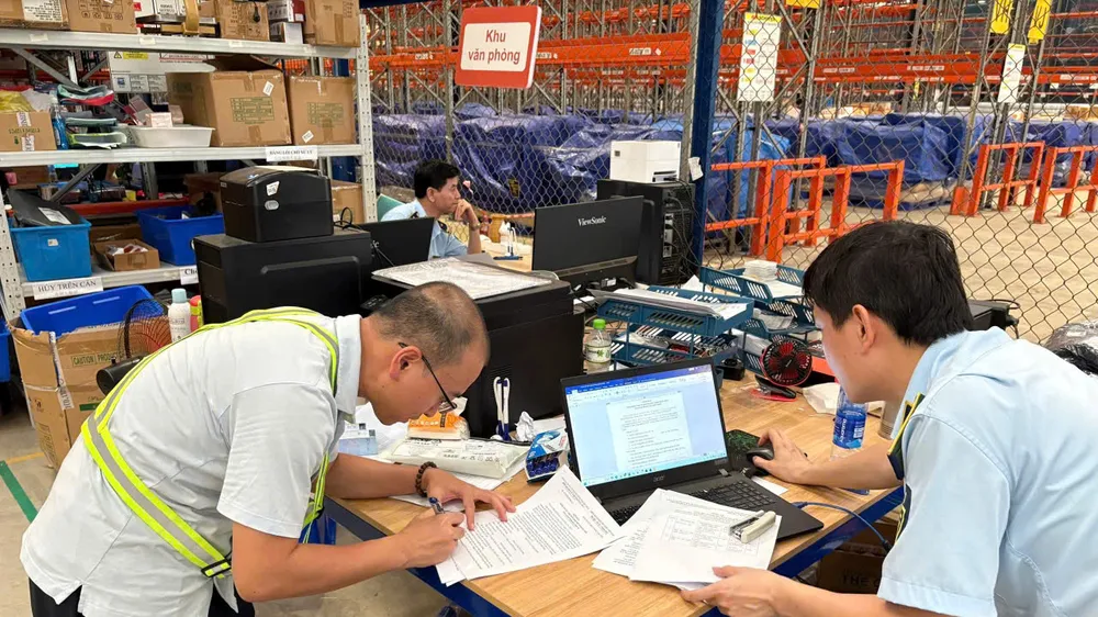 Cơ quan chức năng kiểm tra tại Công ty cổ phần chuỗi cung ứng thương mại Á Châu. Ảnh: DMS