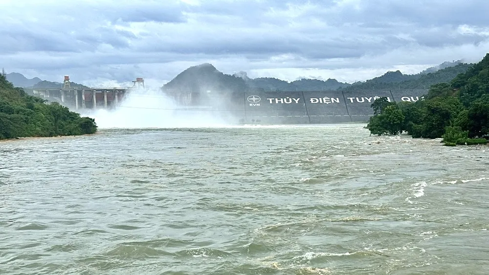 Thượng nguồn mưa lớn, hồ thủy điện Tuyên Quang mở 1 cửa xả đáy 