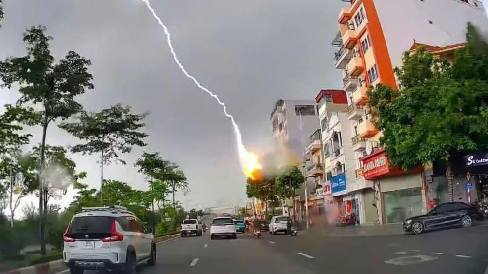Hà Nội mưa to, sét nổ liên hồi, 1 phụ nữ tử vong
