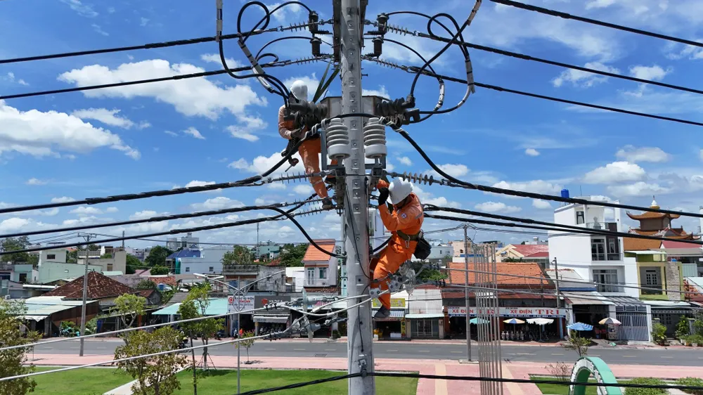 Nửa đầu năm 2025, cả nước tiêu thụ 156 tỷ kWh điện, hơn 54% đến từ nhiệt điện