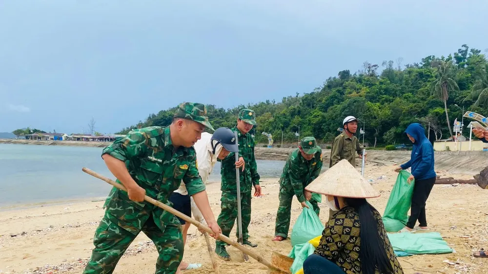 Lực lượng biên phòng trên đảo Cô Tô (Quảng Ninh) hỗ trợ người dân lập các bao cát chằng giữ mái nhà ứng phó bão số 3. Ảnh: BIÊN PHÒNG CÔ TÔ