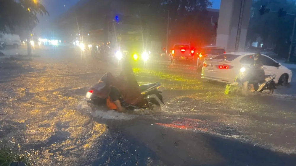 Mưa như trút ở Yên Nghĩa (Hà Nội)