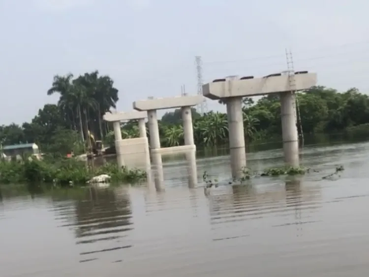 Phía Tây Hà Nội: Nước tràn bờ bao, nhiều tuyến đê gặp sự cố