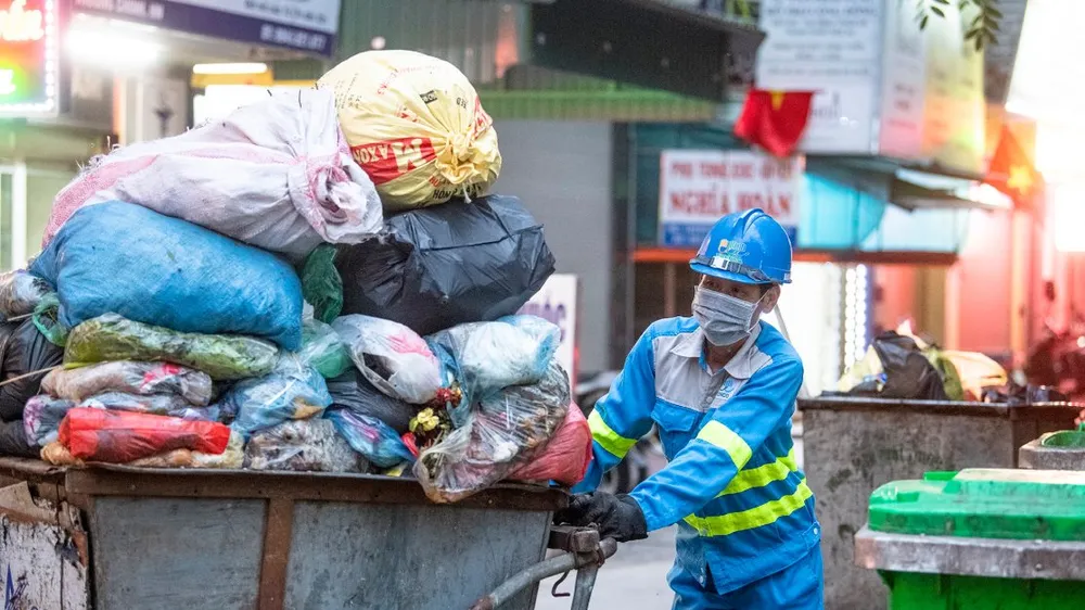 Hà Nội tăng 7 lần phí thu gom rác thải: Cần phải tính đúng tính đủ