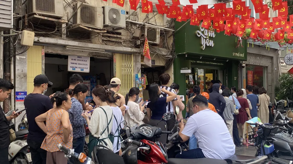 Người dân xếp hàng chờ mua bánh Trung thu tại một tiệm ở phố Huế (Hà Nội) sáng 17-9