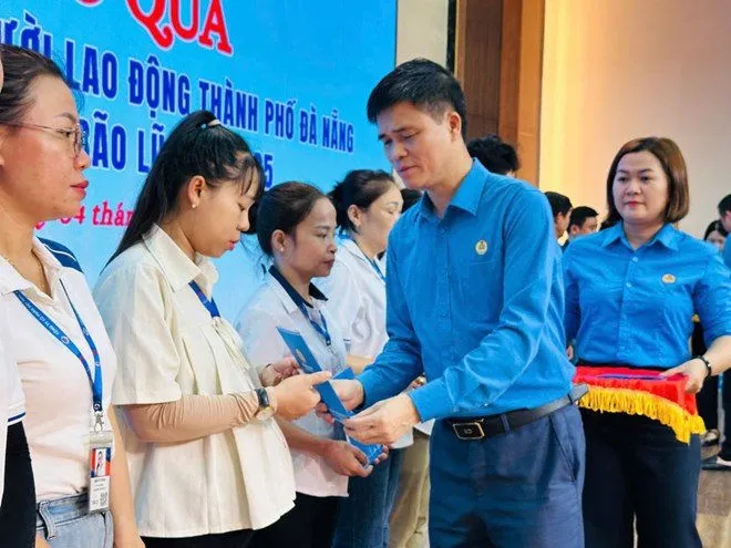 Công đoàn kịp thời chia sẻ và hỗ trợ người lao động bị thiệt hại do mưa lũ