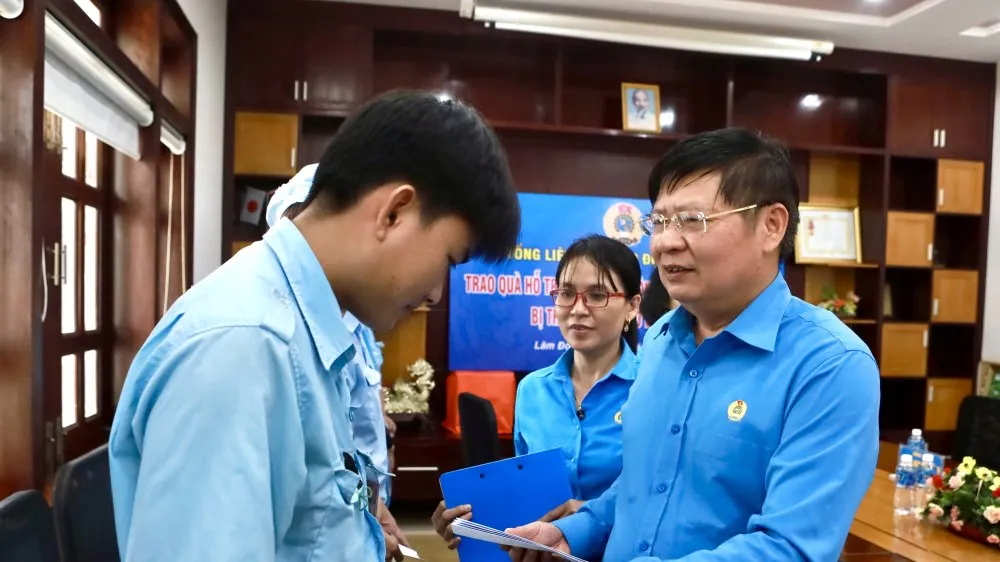 Hỗ trợ 500 triệu đồng cho công nhân Lâm Đồng bị thiệt hại bởi mưa lũ