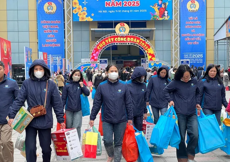Hà Nội: Trao hơn 10.000 voucher và suất quà tại “Chợ Tết công đoàn” 2026