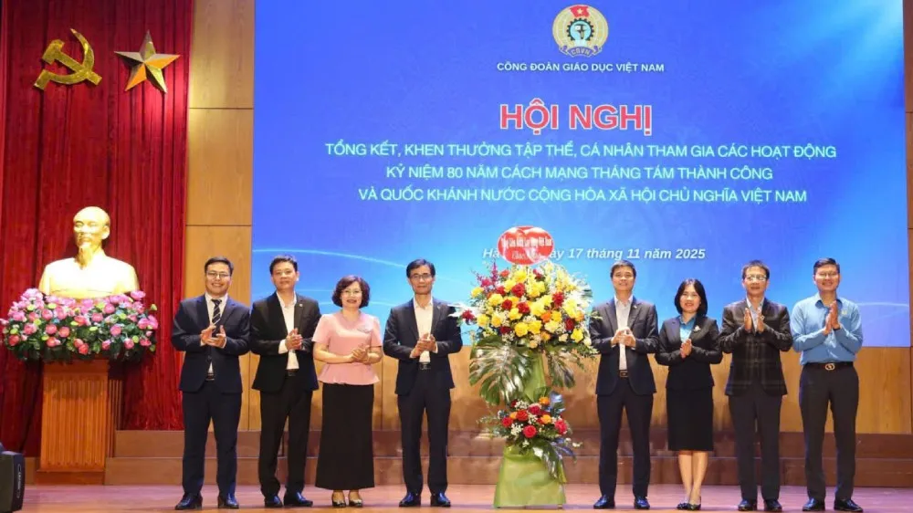 Phó Chủ tịch Tổng Liên đoàn Lao động Việt Nam Ngọ Duy Hiểu tặng hoa chúc mừng hội nghị
