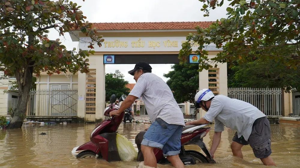 Miền Trung: Tàu trôi, nhà ngập do mưa lũ
