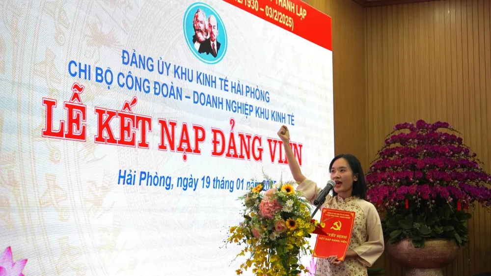 Chi bộ Công đoàn - Doanh nghiệp thuộc Đảng bộ Khu kinh tế Hải Phòng tổ chức lễ kết nạp Đảng cho 40 cán bộ công đoàn, công nhân lao động ưu tú. Ảnh: MAI DUNG/LĐ